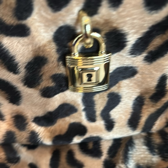 Cheetah print and faux leather handbag with shoulder bag option. - Picture 7 of 11